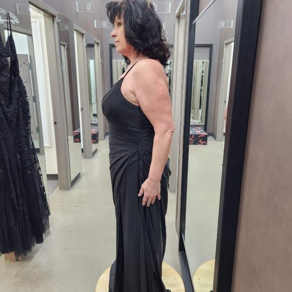 Black gown - Picture 3 of 10